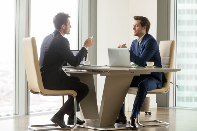 successful-entrepreneurs-analyzing-perspectives_1163-5270